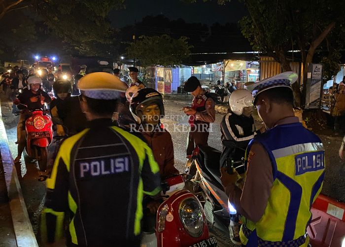 TERTIB: Satlantas Polres Kediri Kota memeriksa surat kelengkapan kendaraan bermotor.