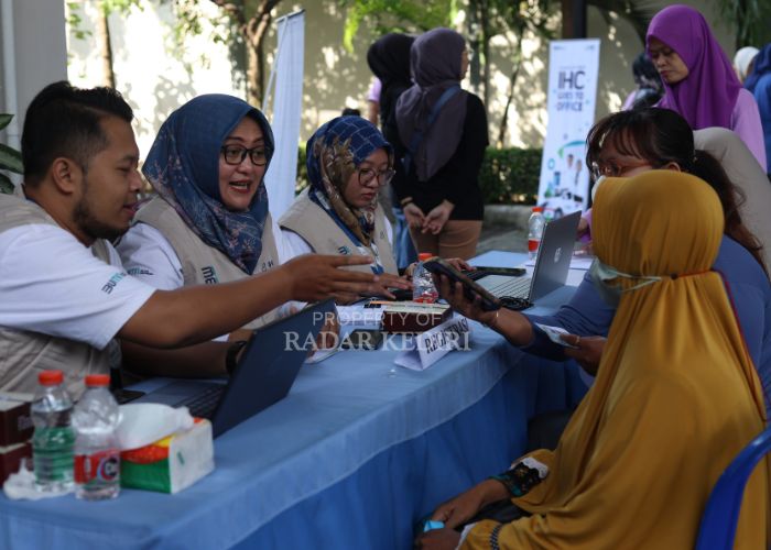 Kepala Urusan Humas IHC RS Toeloengredjo (HVA) Pare Kediri Naning Arisanti bersama jajaran memberikan pemeriksaan gratis di kantor Jawa Pos Radar Kediri.