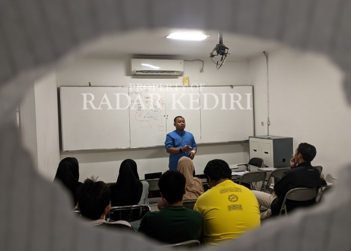 GALI KEMAMPUAN: Para siswa memperhatikan pengajar di bimbingan belajar.