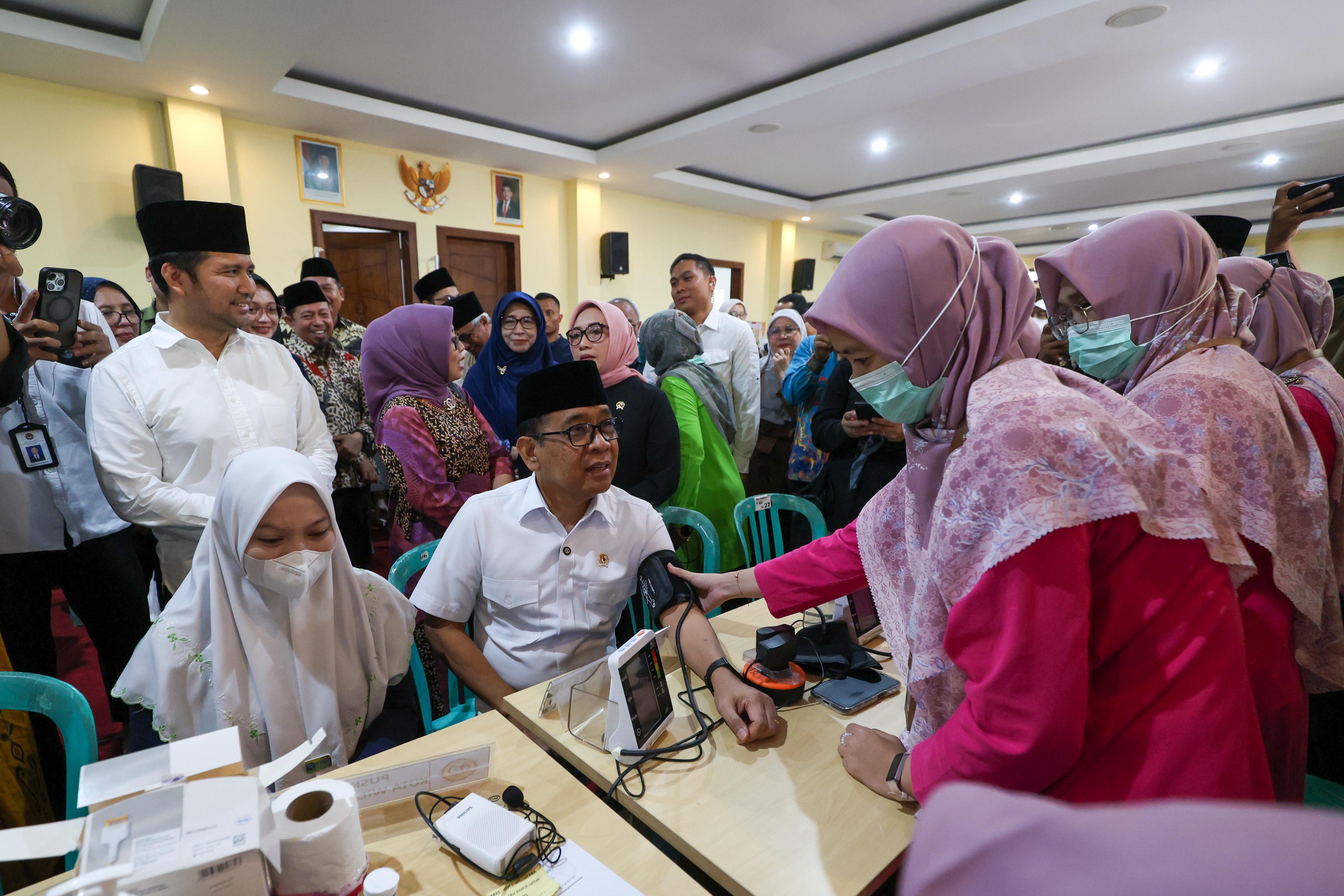 Menko PMK Pratikno turut melakukan pengecekan kesehatan saat di Ponpes Lirboyo Kediri.