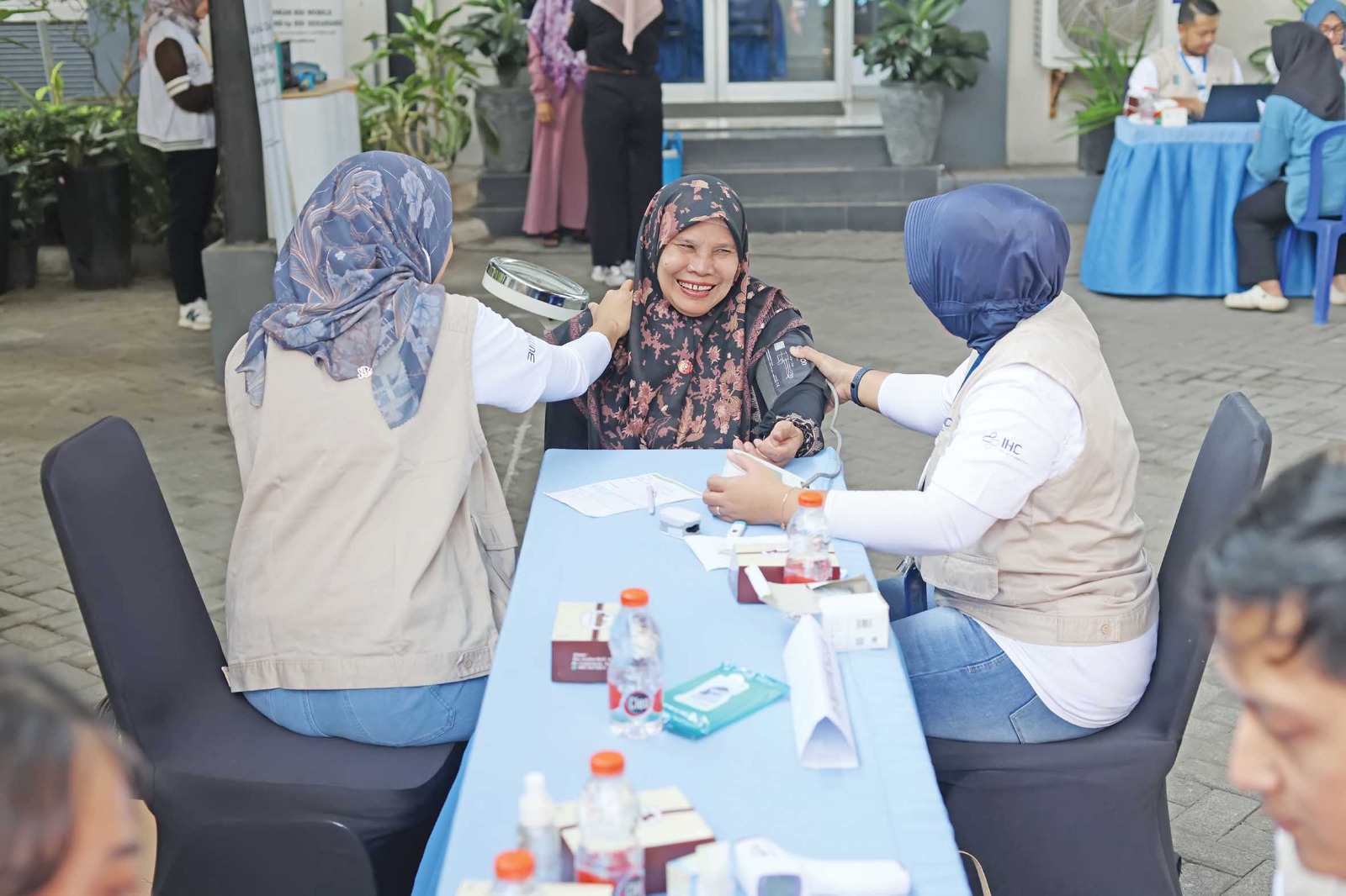 Foto bawah, tim IHC Rumah Sakit Toeloengredjo (HVA) Pare melakukan pemeriksaan kesehatan 100 warga dalam pengobatan gratis di kantor JP Radar Kediri.