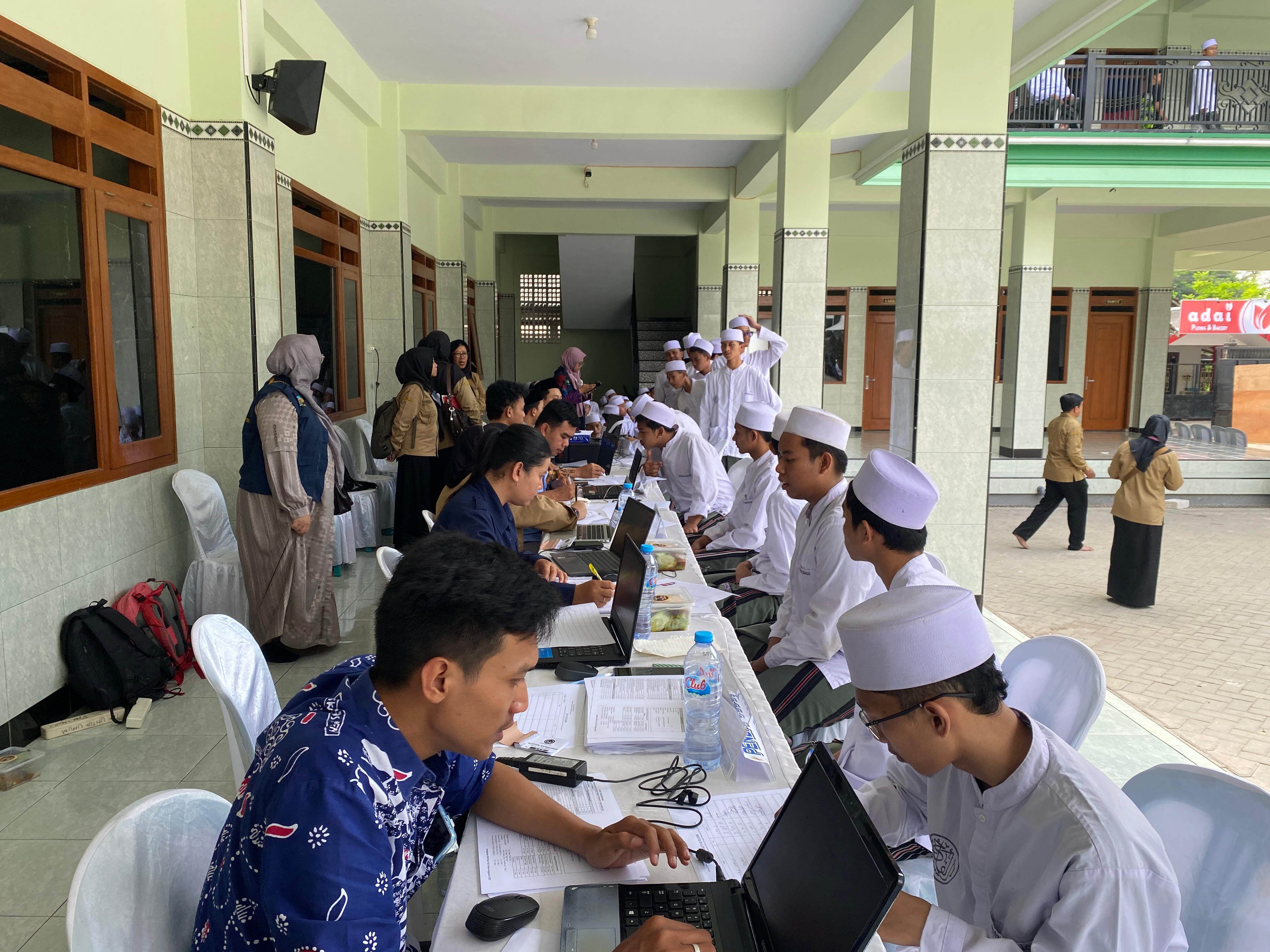 Ratusan santri putra Pondok Al Falah, Ploso, Mojo, Kediri mengikuti pemeriksaan kesehatan gratis (PKG) pagi ini (13/7).