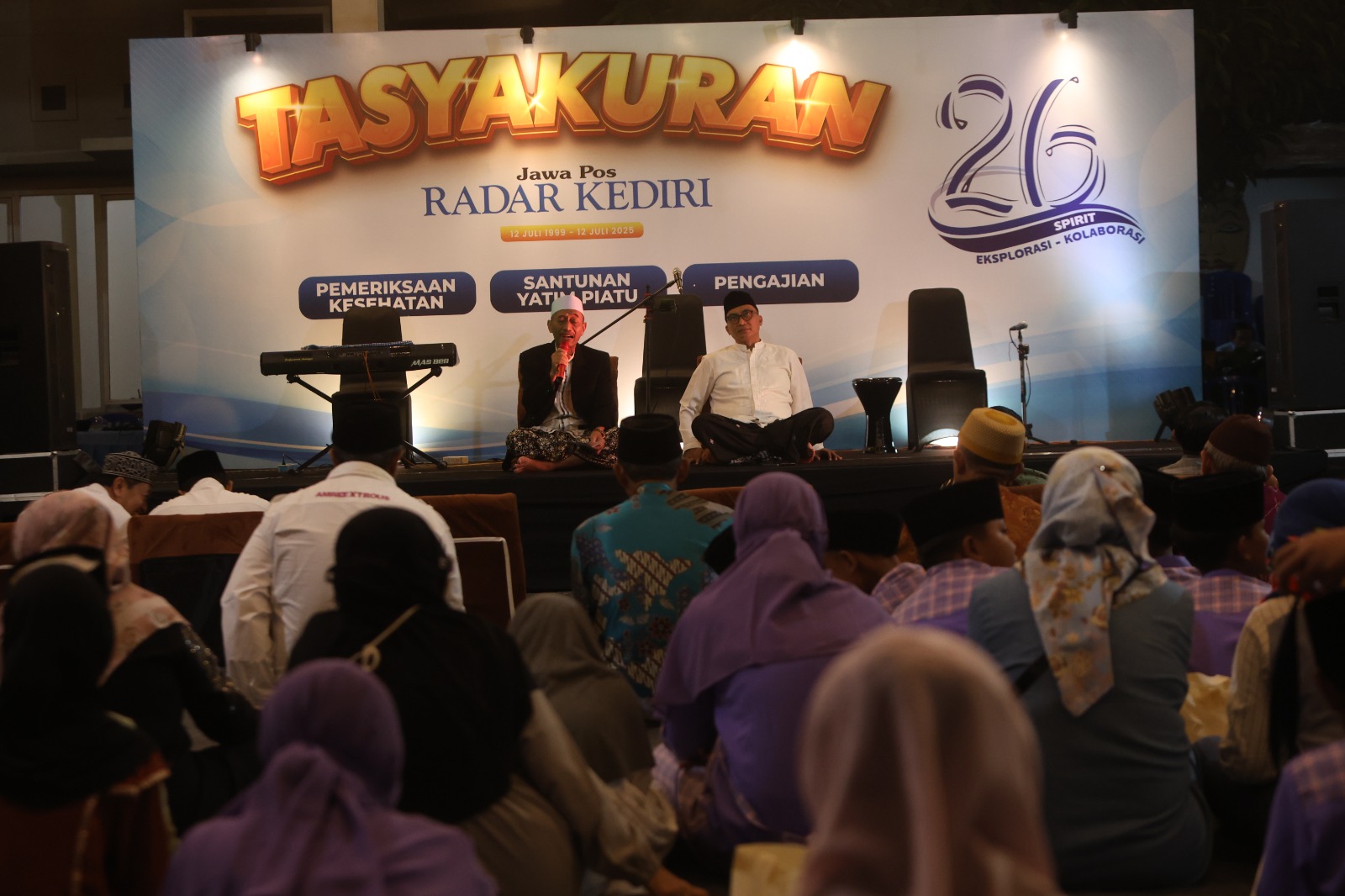 Pengasuh Ponpes Al Ishlah Kota Kediri KH Zubaduzzaman saat memberikan pengajian di HUT Radar Kediri.