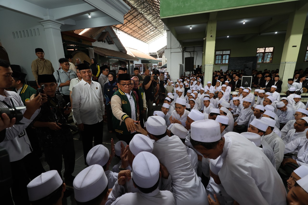 Menko PMK Pratikno menyapa dengan santri putra di Ponpes Ploso yang kemarin menjalani pemeriksaan kesehatan.