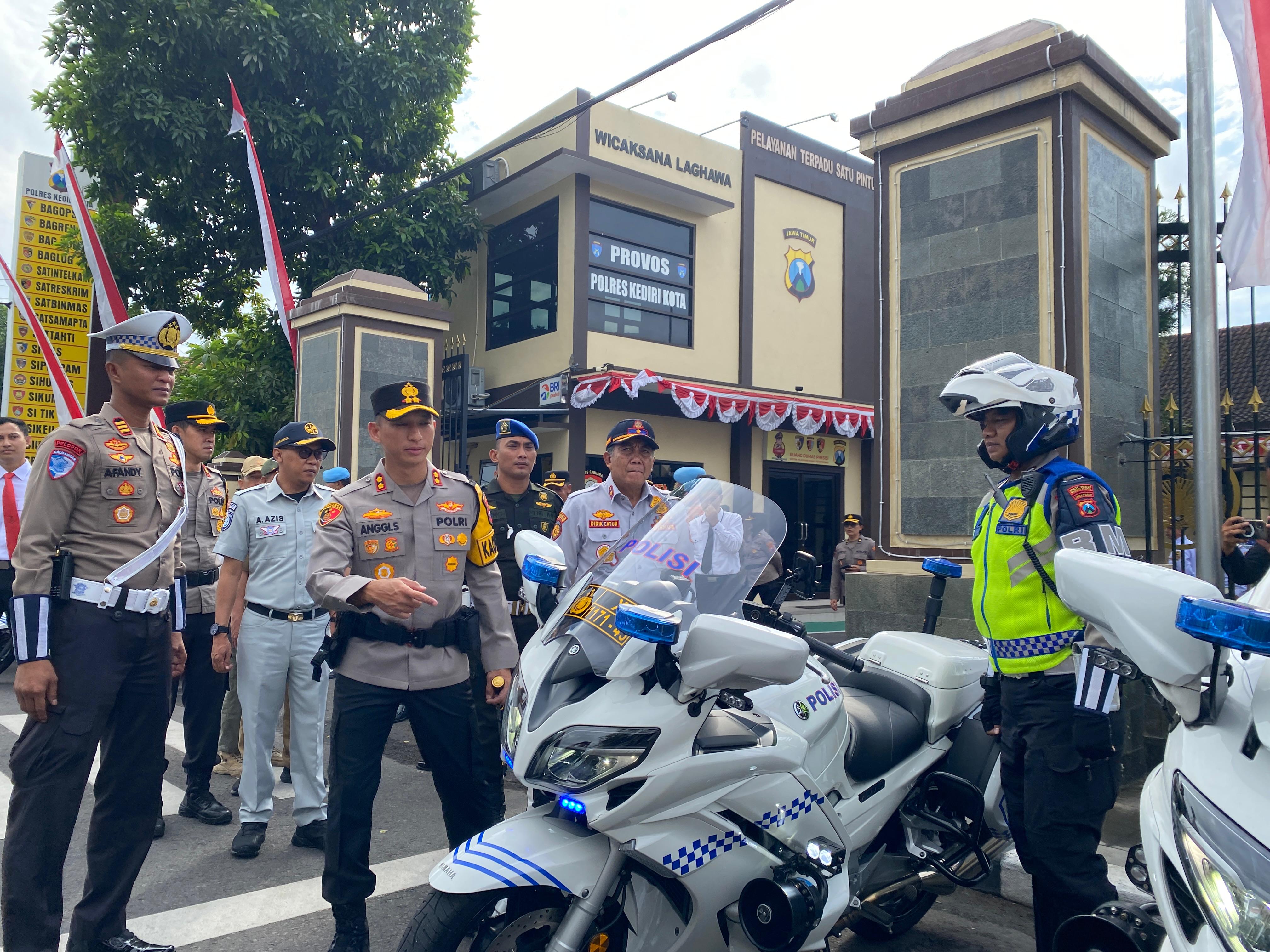 Kapolres Kediri Kota AKBP Anggi mengecek kesiapan anggota dan kendaraan untuk Operasi Patuh Semeru.