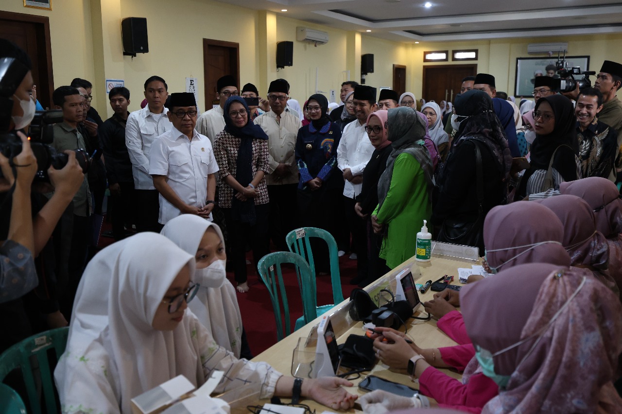 Dari kiri, depan: Menko PMK Pratikno, Menteri PPPA Arifah Choiri Fauzi, Wawali Kota Kediri Qowimuddin, Wali Kota Kediri Vinanda Prameswati, dan Wagub Jatim Emil Elestianto Dardak memantau pemeriksaan