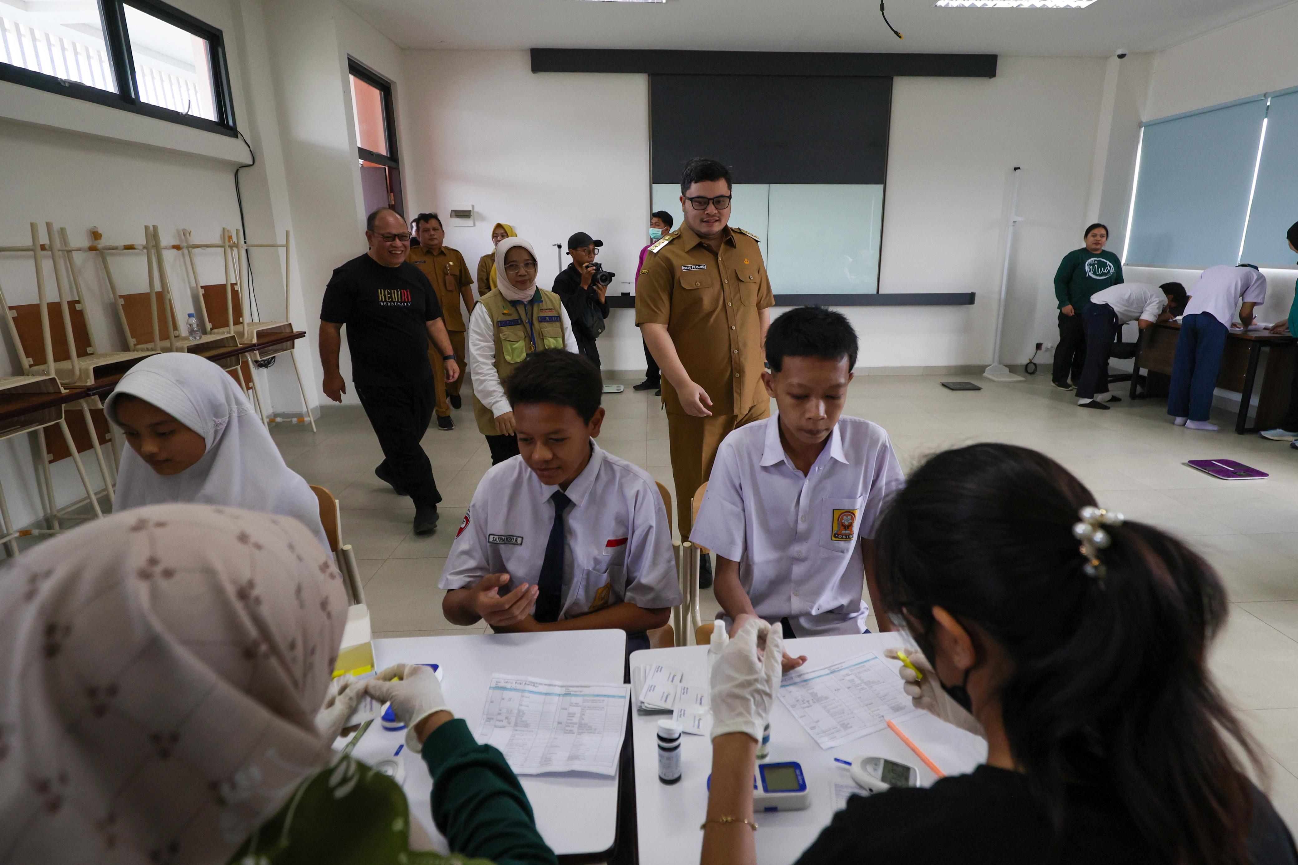 Bupati Dhito memantau tes kesehatan di Sekolah Rakyat Menengah Atas (SRMA) 24 Kediri.