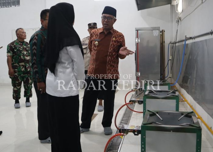 CEK DAPUR: Wakil Wali Kota Kediri Gus Qowim berbincang dengan petugas sambil meninjau tempat masak untuk MBG.