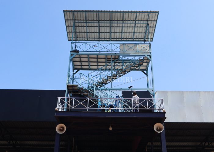 KEBUT PERBAIKAN: Pekerja tengah merampungkan proses pengecatan atap tribun VIP Stadion Brawijaya Kota Kediri.