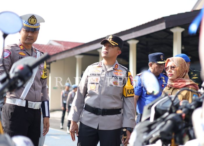 GELAR PASUKAN: Kapolres Kediri AKBP Bram dan Wakil Bupati Kediri Dewi mengecek kesiapan anggota Polres Kediri sebelum Operasi Semeru 2025.