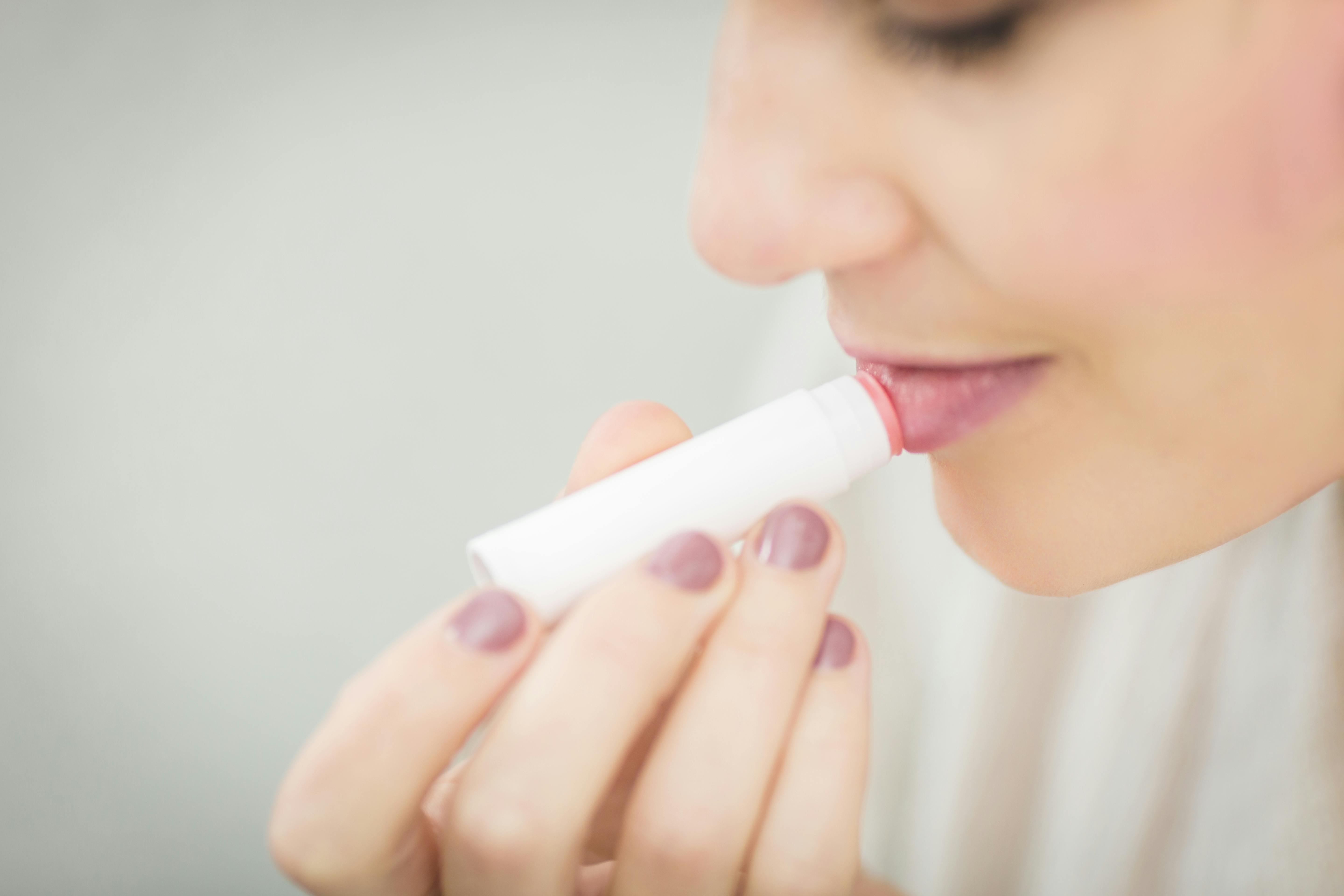 Ilustrasi Menggunakan Lip Balm