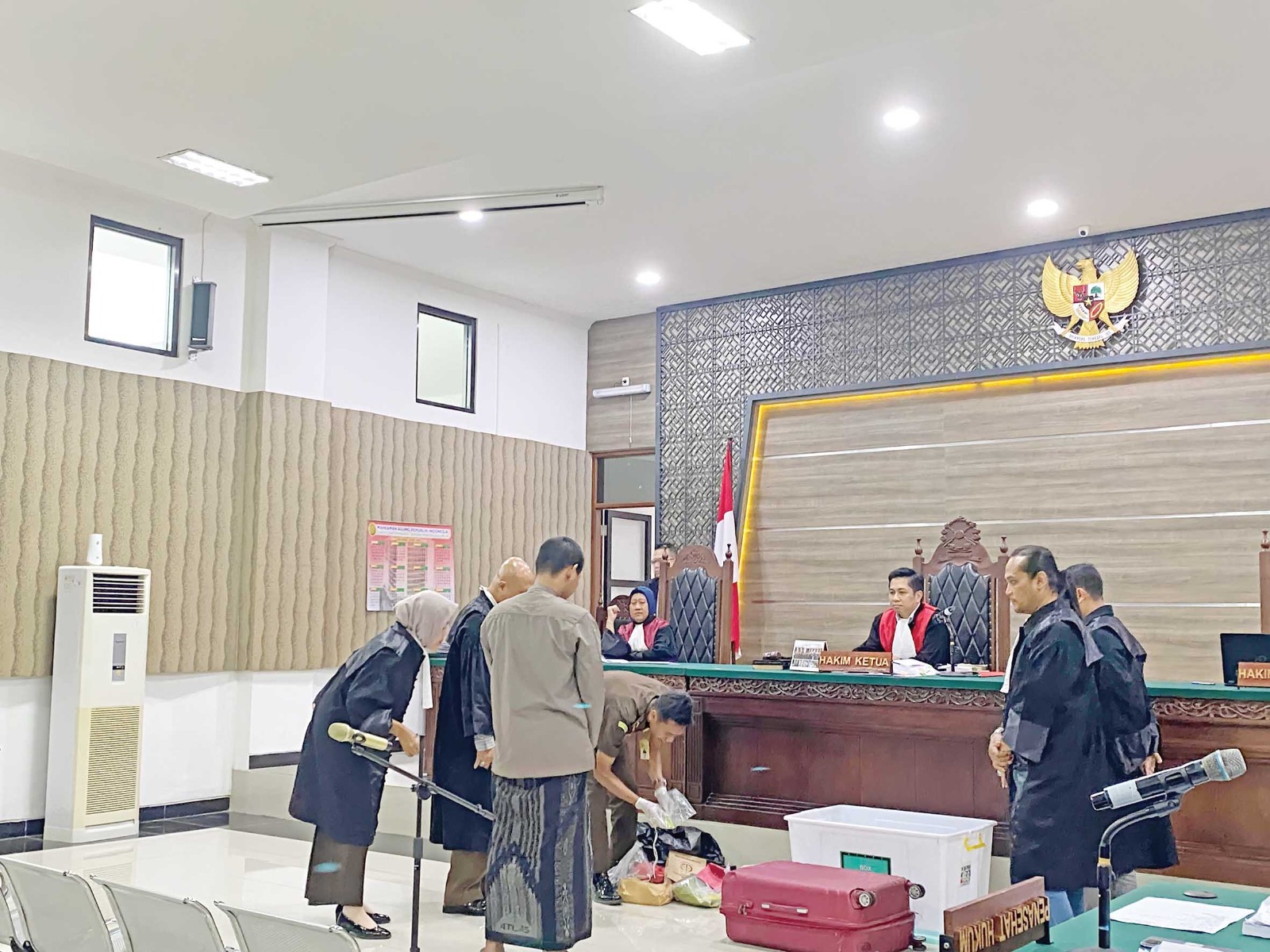 Tim penasihat hukum dan JPU memeriksa sejumlah barang bukti pembunuhan dan mutilasi yang dilakukan Rohmat Tri Hartanto dalam sidang di PN Kota Kediri Senin (14/7) siang