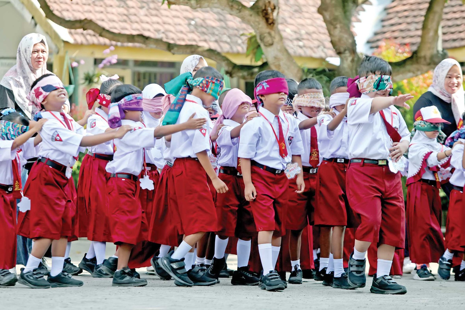 Siswa baru SDN Betet Tiga memainkan games berburu bola dengan kondisi mata tertutup dalam masa pengenalan lingkungan sekolah (MPLS) hari pertama kemarin (14/7).