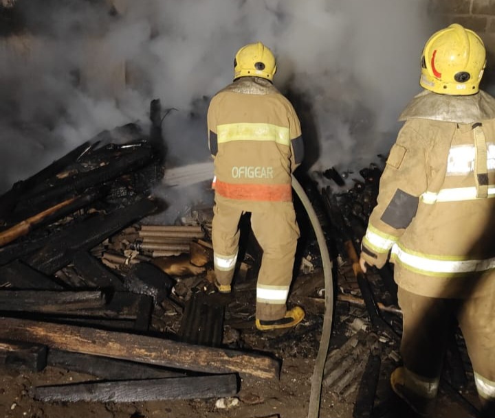 Petugas memadamkan api di gudang kayu milik warga Tawang, Wates.