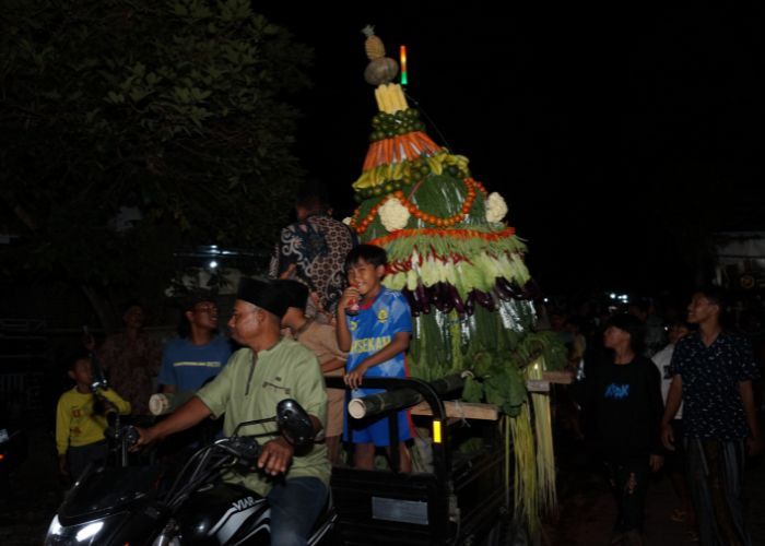 Suasana kemeriahan kirab sedekah bumi di Desa Keling, Kepung, Kediri.