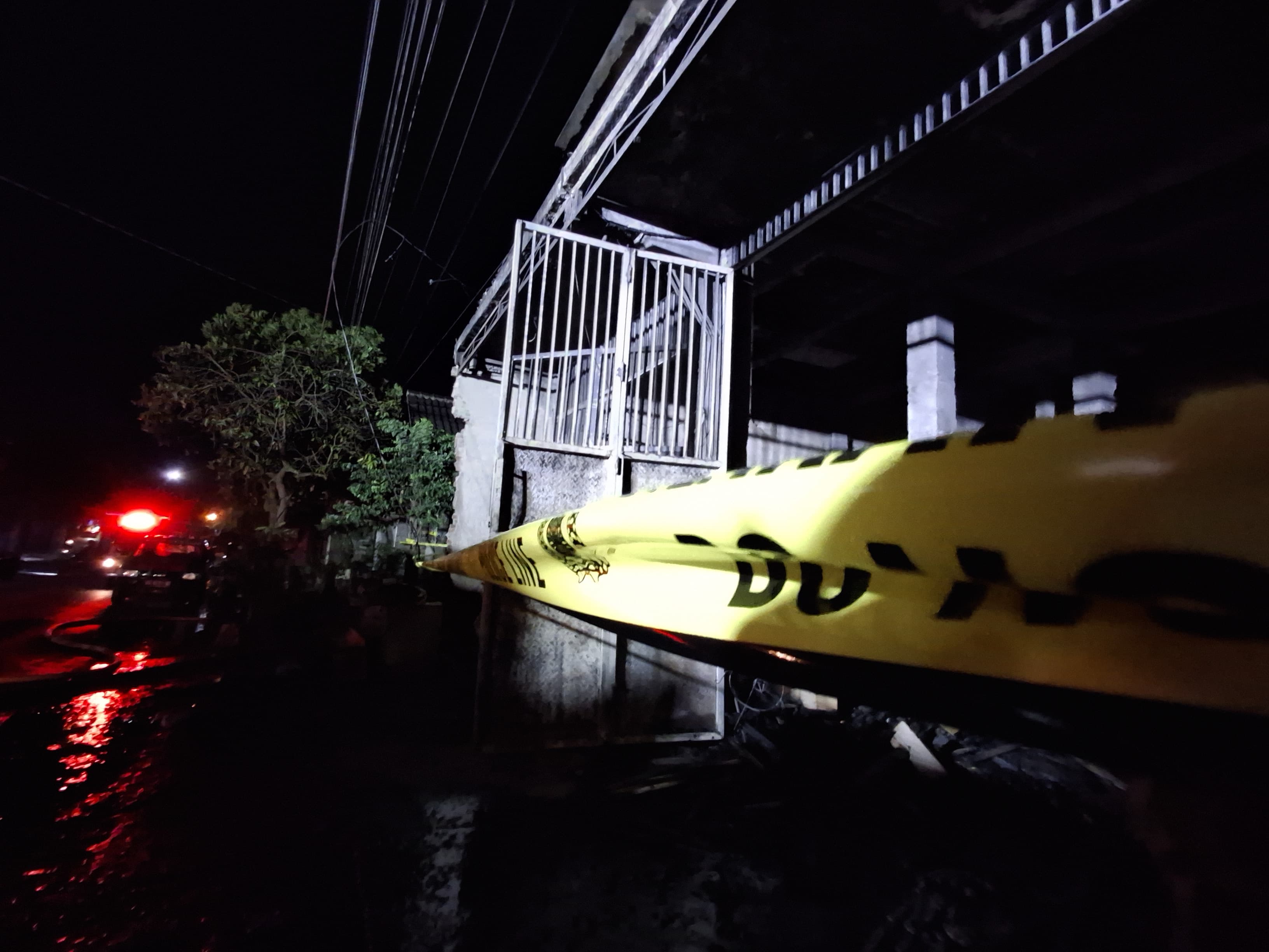 Petugas memasang garis polisi di toko kayu milik Malik warga Kelurahan Bawang, Pesantren.