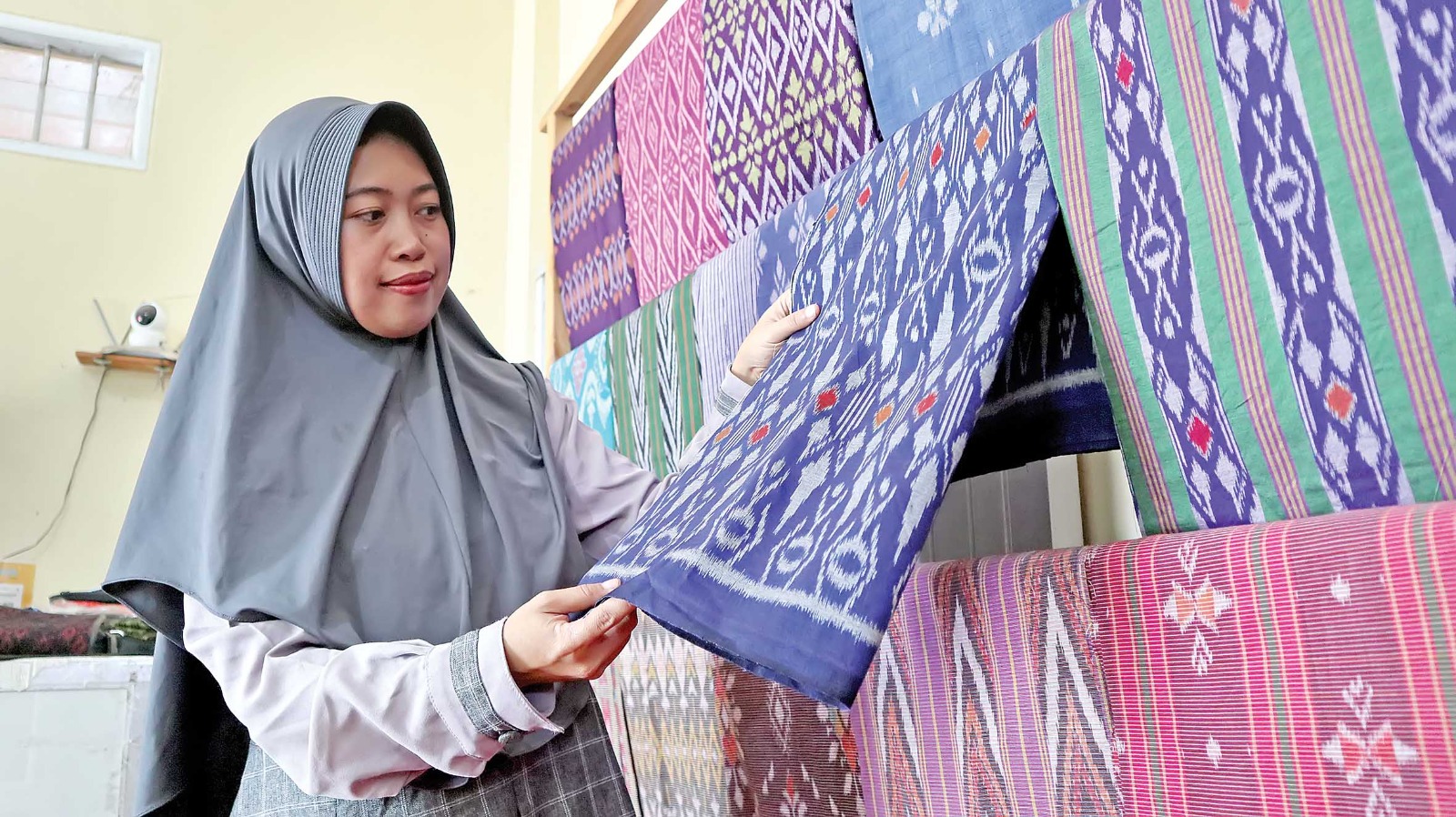 Perajin tenun ikat Bandarkidul menunjukkan beberapa kain motif tenun ikat yang akan dipamerkan di depan delegasi Muskomwil IV Apeksi pada Kamis (17/7) nanti.