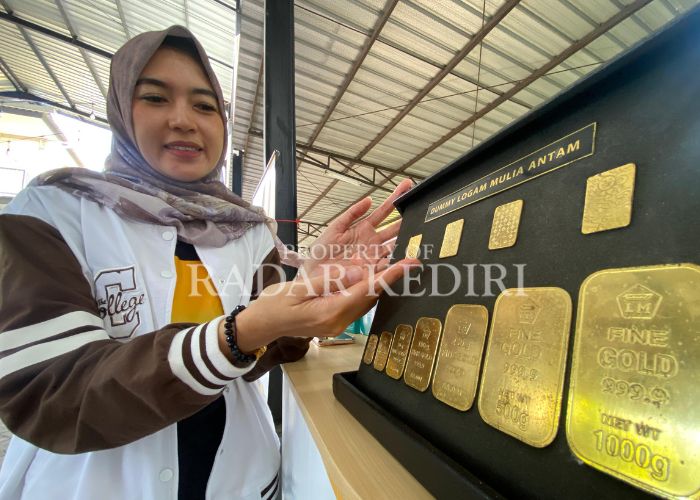 MAKIN MAHAL: Kartawan BSI Pare Kediri menunjukkan dummy logam mulia antam.