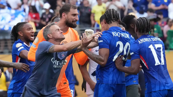 Luis Enrique langsung bicara soal pertengkarannya dengan Jo&atilde;o Pedro di konferensi pers usai Chelsea - PSG