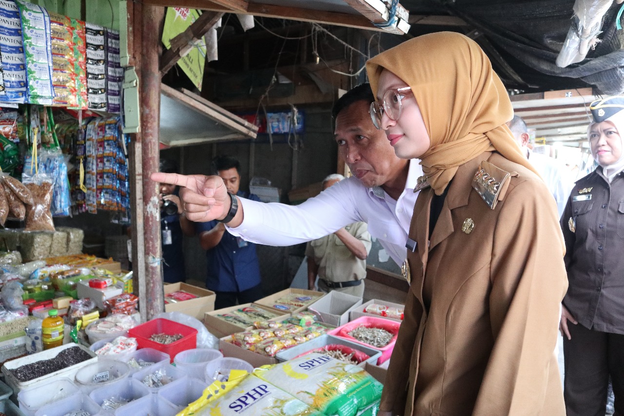 Dirut Bulog Majend TNI Ahmad Rizal Ramdani (kemeja putih) bersama Wali Kota Kediri Vinanda Prameswati dan Kajari Andi Mirnawaty (belakang) mengecek distribusi beras SPHP di Pasar Setonobetek Senin (15