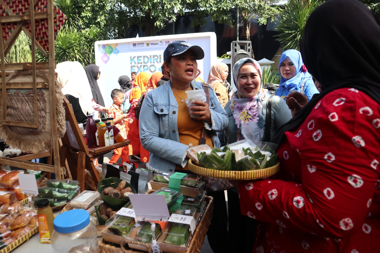 Pengunjung memadati salah satu stan di Kediri City Expo yang menyediakan makanan tradisional.
