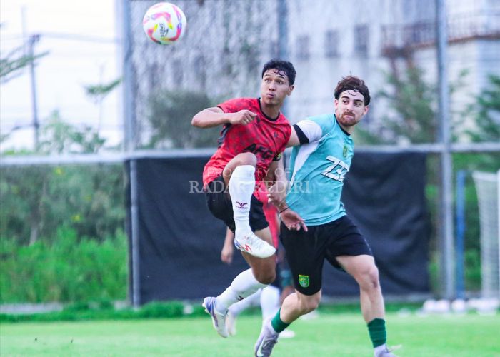 Persik Kediri saat latih tanding dengan Persebaya Surabaya.