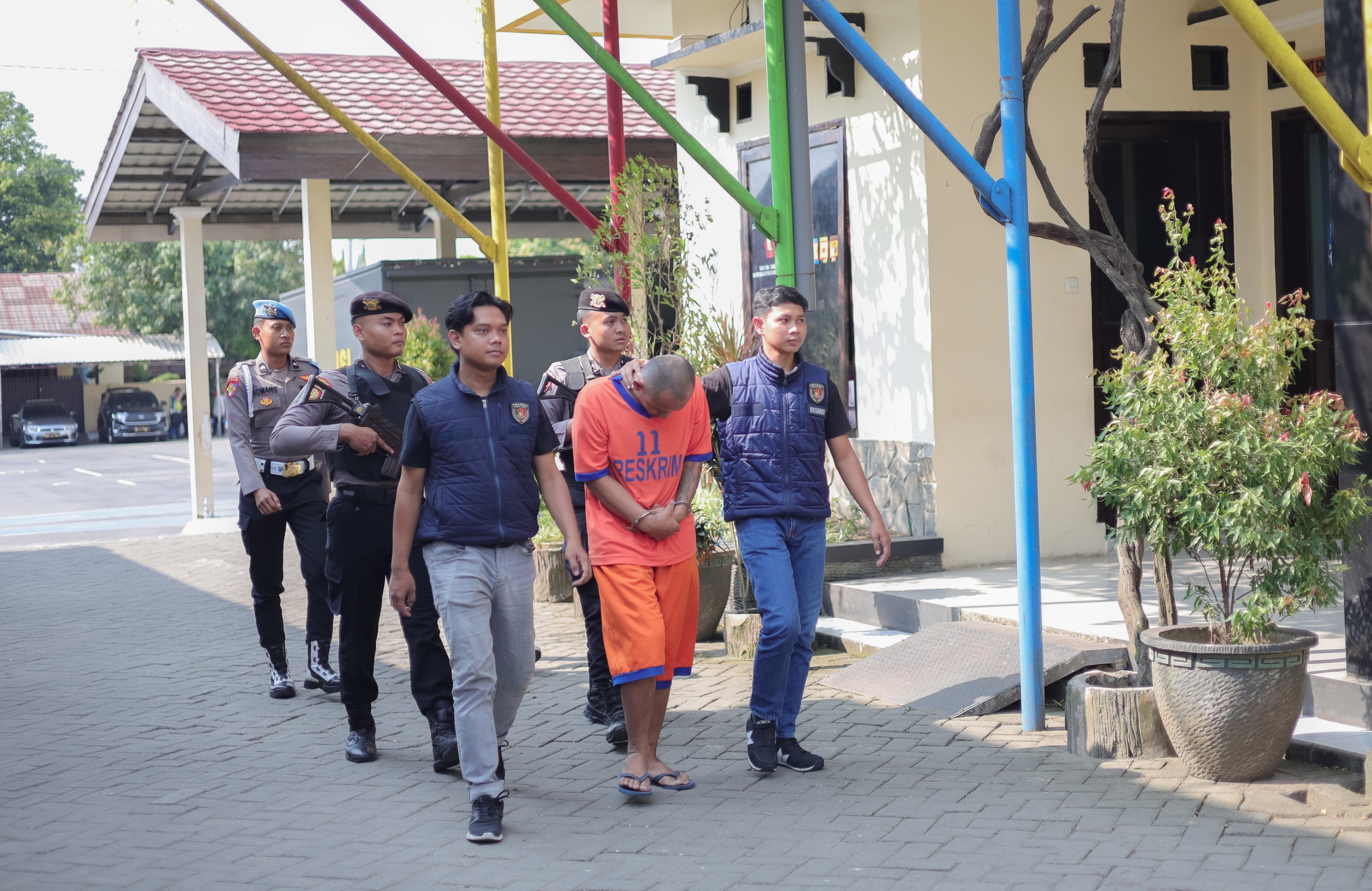 Petugas menggelandang tersangka Coirul Huda.