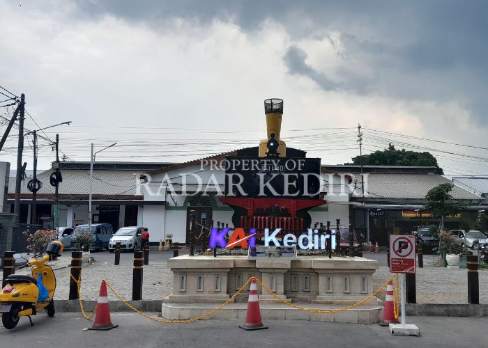 JADI POLEMIK: Tugu lokomotif di depan Stasiun KA Kediri.