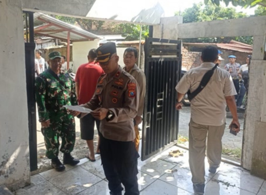 OLAH TKP: Kapolsek Mojoroto Kompol Rudi Purwanto memimpin langsung proses pemeriksaan dan evakuasi Sunaryo Hadi di Kelurahan Tamanan.