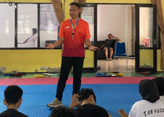 Joko Arianto, Kalaksa BPBD Kota Kediri sekaligus owner AGS Taekwondo saat memberikan pembekalan kepada atlet bela diri asal Korea tersebut.
