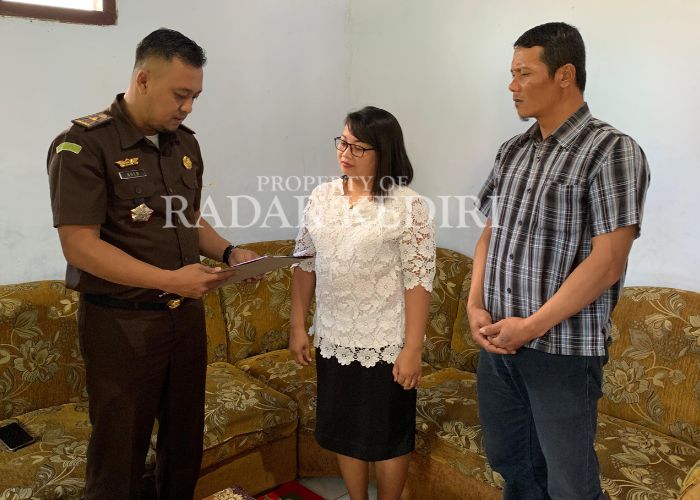 SAH: Kejaksaan menyerahkan dokumen kepada wali asuh.