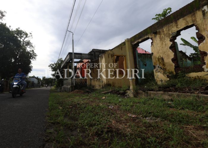KOSONG: Rumah warga yang terdampak tol Kediri Kertosono mulai dihilangkan.