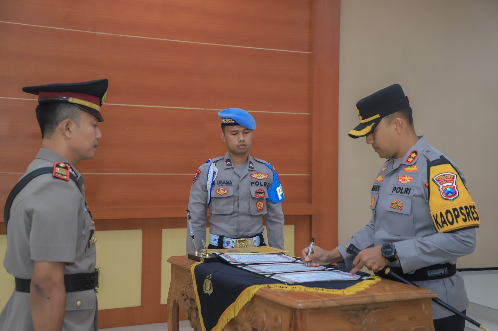 Kapolres Kediri Kota memimpin langsung prosesi sertijab Kapolres Kras.