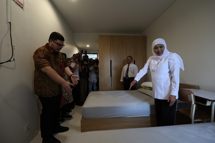 Gubernur Jawa Timur Khofifah Indar Parawansa mengunjungi Sekolah Rakyat Menengah Akhir (SRMA) 24 Kediri kemarin.
