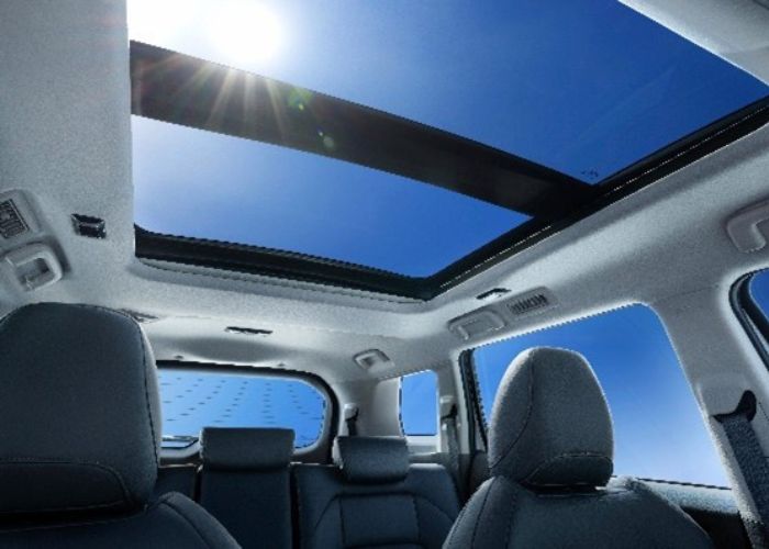 Panoramic sunroof dan ambient lighting 64 warna untuk sebuah nuansa premium