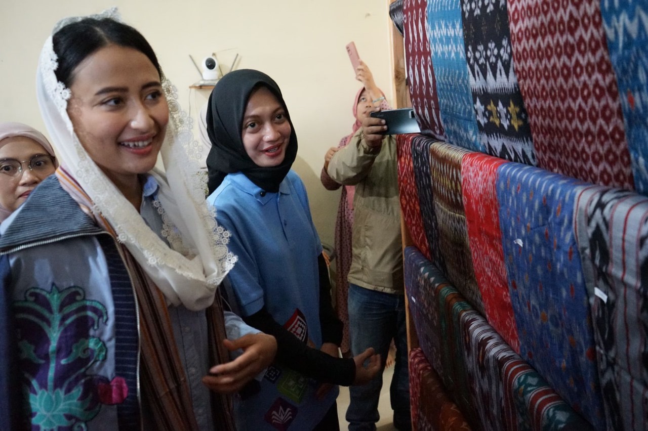 Wamendag Dyah Roro Esti Widya Putri (kiri) dan Wali Kota Kediri Vinanda Prameswati melihat berbagai jenis motif kain tenun ikat Bandar yang menjadi wastra andalan Kota Kediri (18/7).