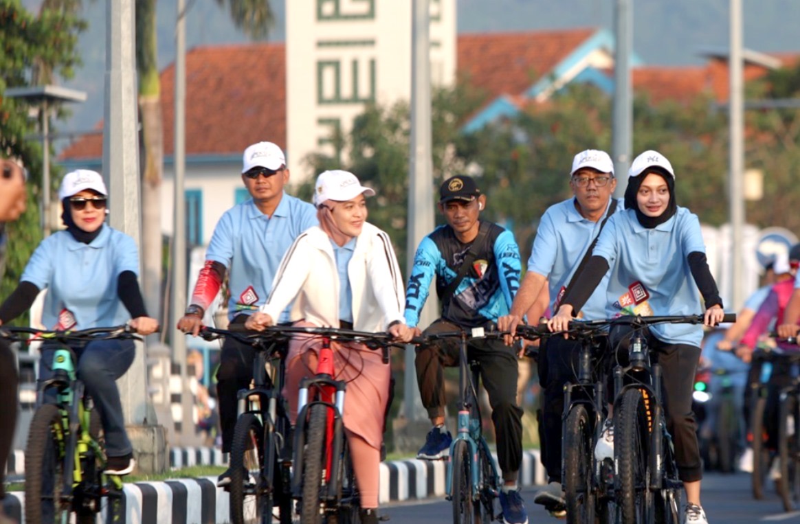 Wali Kota Kediri Vinanda Prameswati (kanan) bersepeda bersama para wali kota dan delegasi Apeksi menuju ke Taman Brantas saat melakukan penanaman pohon dan tebar benih ikan di Sungai Brantas (18/7).