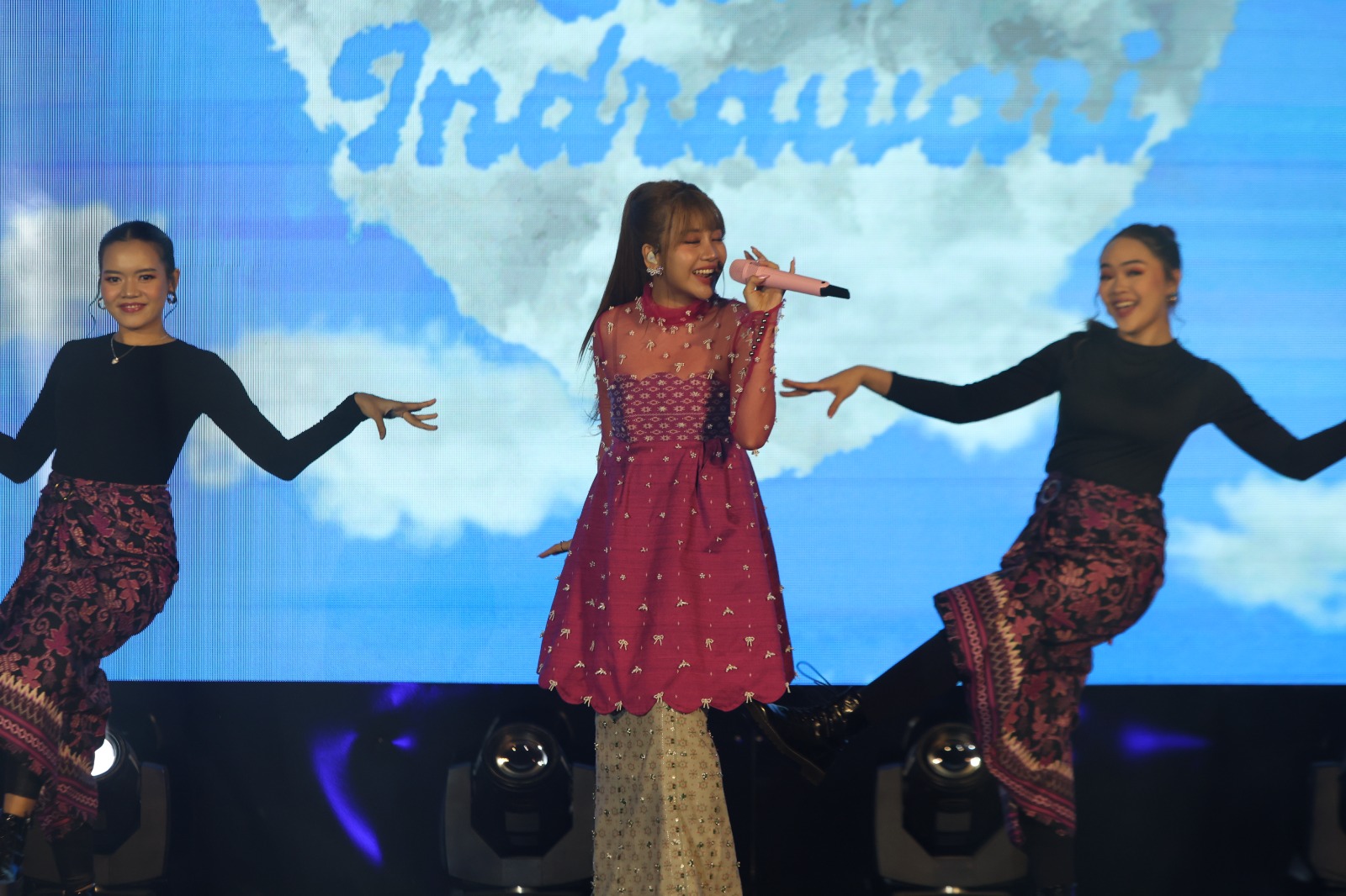 Ghea Indrawari saat tampil di Gala Dinner Muskomwil IV ke-13 Apeksi di Balai Kota Kediri.