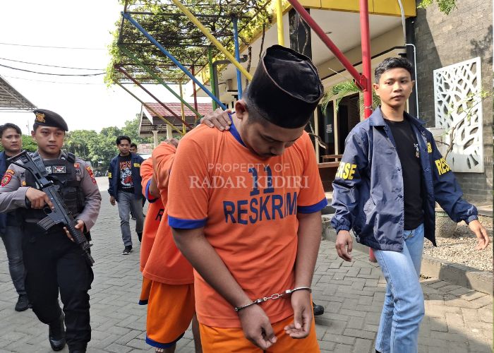TAK BERKUTIK: Polisi menggelandang oknum perguruan silat yang terlibat kasus pengeroyokan di wilayah hukum Polres Kediri kemarin.