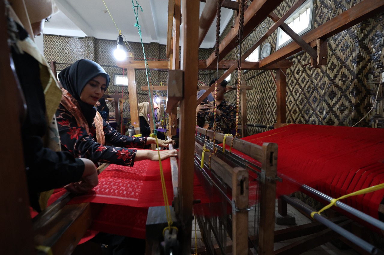 Istri kepala daerah peserta Muskomwil Apeksi praktik menenun kain tenun ikat.