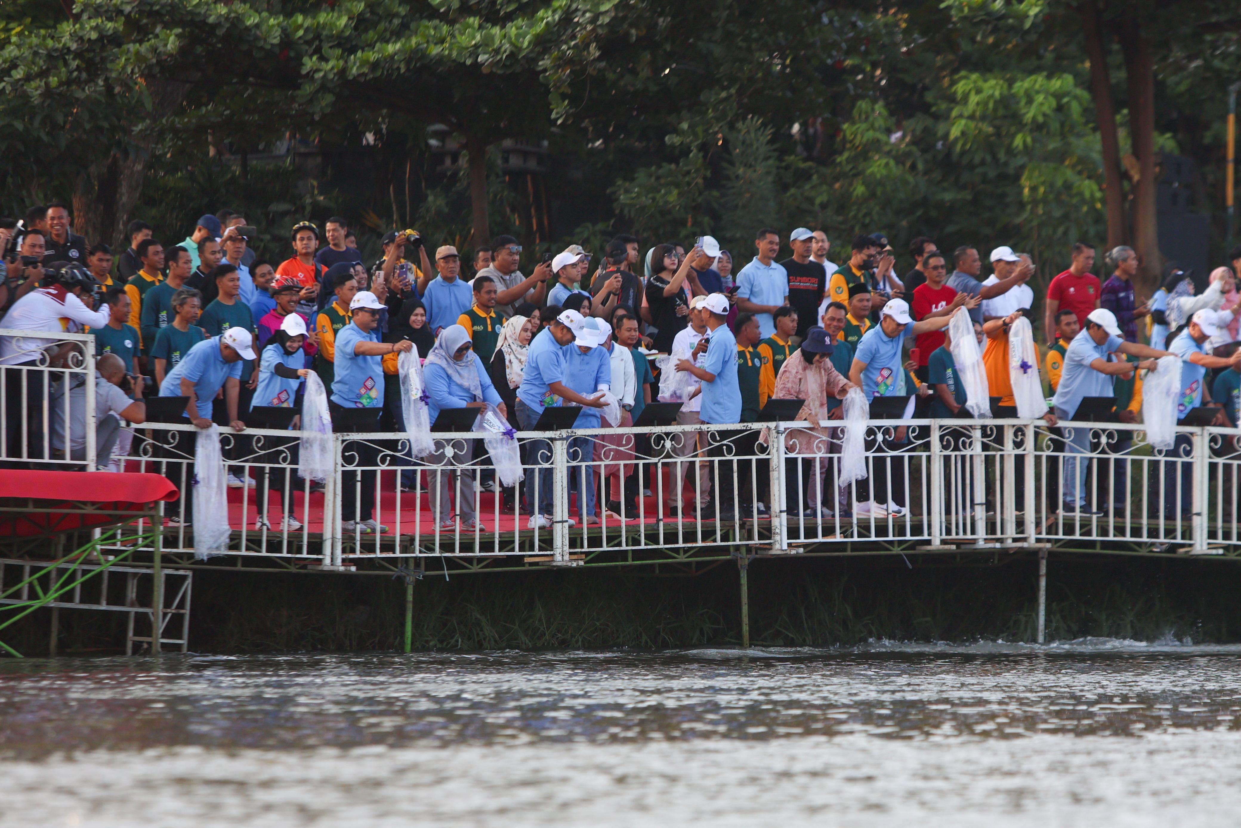 Wali Kota Kediri Vinanda dan delegasi Apeksi menebar benih ikan di sungai Brantas.