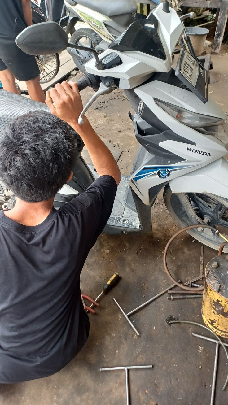 Ilustrasi servis motor matic pada starter.