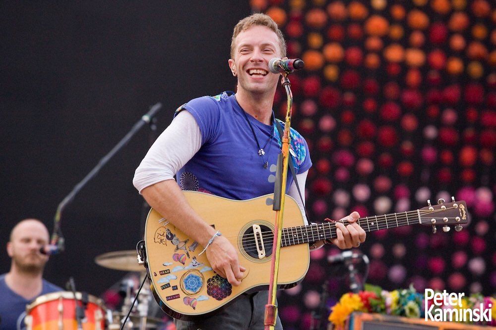 vokalis Coldplay, Chris Martin, sempat menanggapi aksi mesra Ceo Astronomer dan selingkuhannya dari atas panggung.