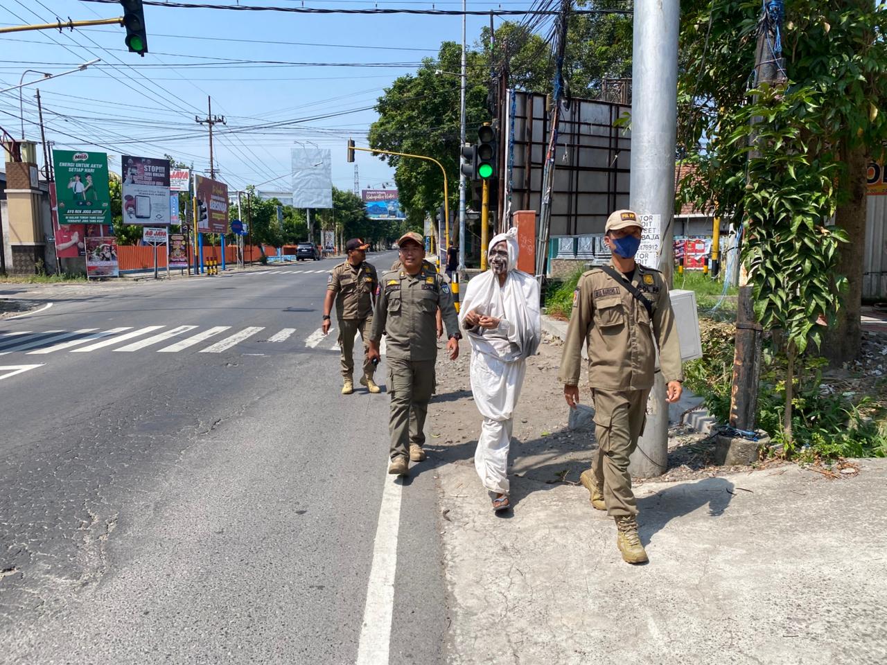 Seorang pria berkostum pocong diamankan Satpol PP Kabupaten Kediri.
