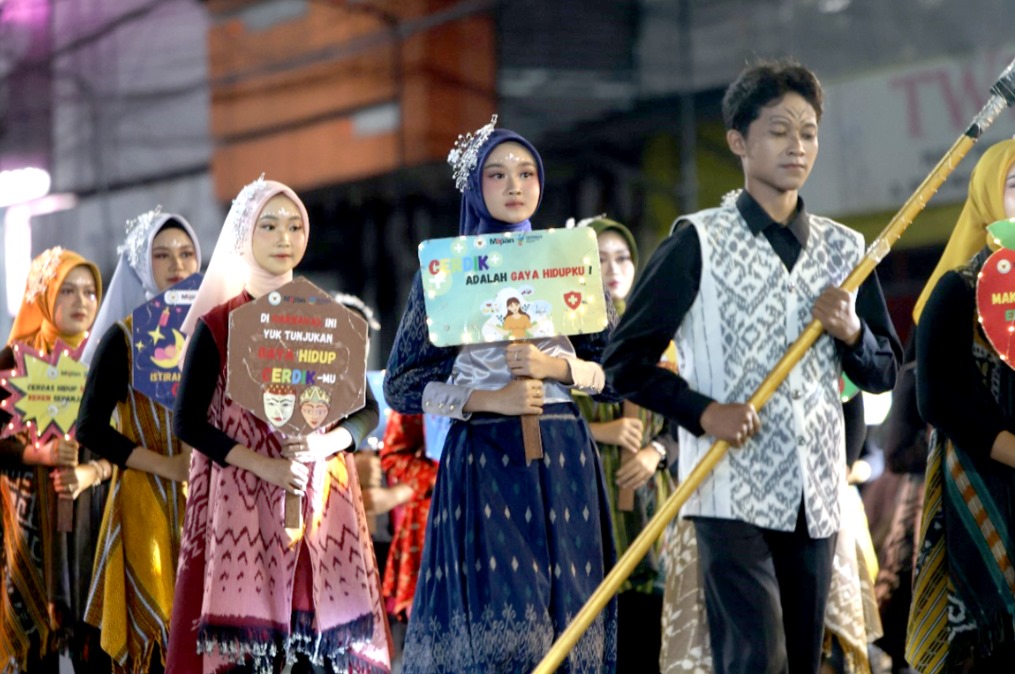 Kontingen Dinkes Kota Kediri membawa poster penerapan pola hidup sehat dalam Apeksi Nite Carnival dengan jargon CERDIK-nya (17/7).