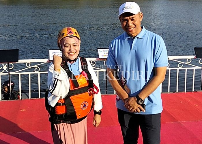 TERPUKAU: Ketua TP PKK Kota Pasuruan Suryani Firdaus Adi Wibowo saat swafoto di tepi Sungai Brantas Kota Kediri.