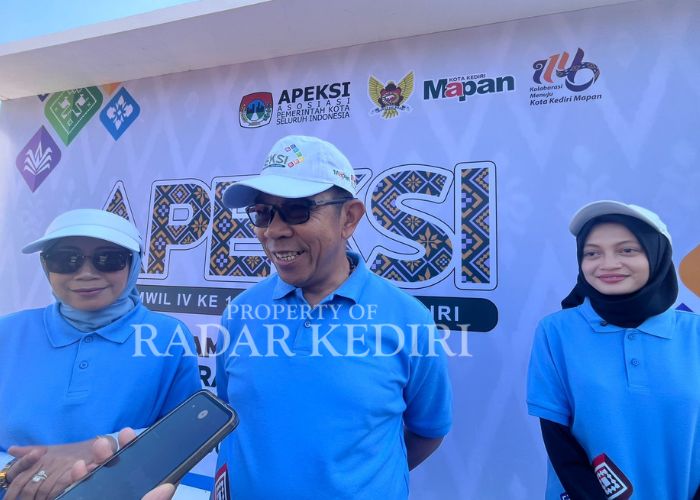 SEPERTI RUMAH SENDIRI: Wali Kota Batu Nurocman didampingi Wali Kota Kediri Vinanda saat memberi keterangan pers.