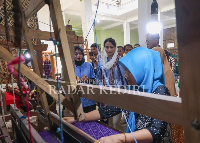 TERPUKAU: Wamendag Roro Esti bersama Wali Kota Kediri Vinanda meninjau langsung produksi Tenun Ikat Bandar.