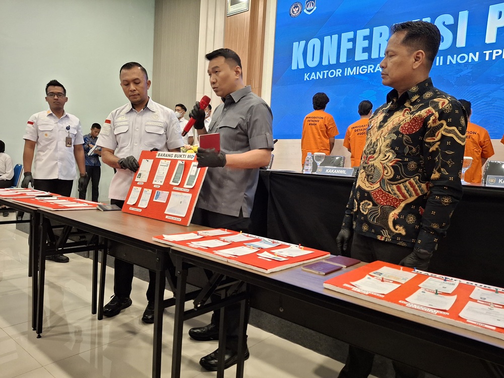 Kantor Imigrasi Kelas II NON-TPI membeber barang bukti pelanggaran WNA kemarin. Total ada lima warga negara asing yang diamankan.