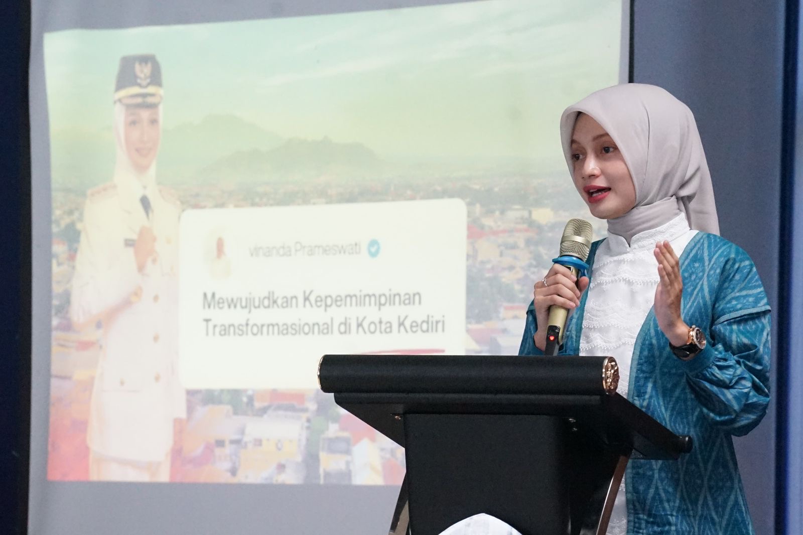 Wali Kota Kediri Vinanda Prameswati membeberkan konsep kepemimpinan transformasional di Leadership Forum kampus Polinema PSDKU Kediri (19/7).